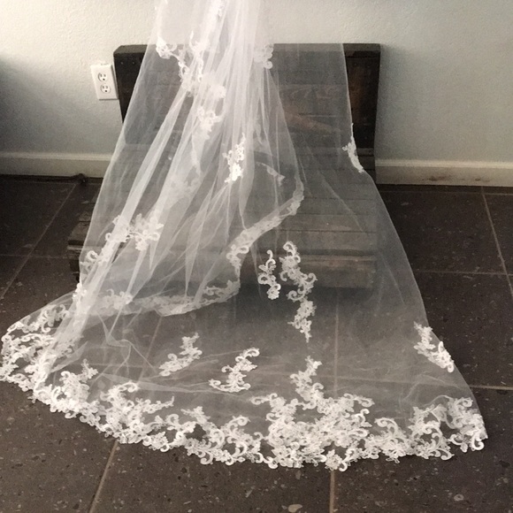 Davids Bridal One Tier Lace Applique Comb Veil - Picture 6 of 14